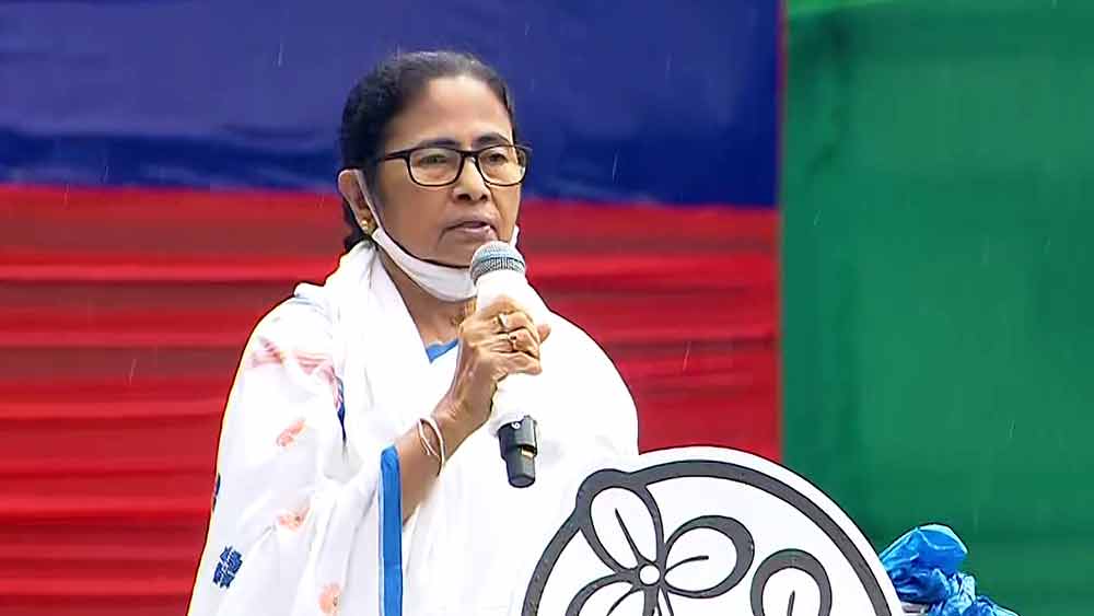 তৃণমূল থাকলে সুবিধা: মুখ্যমন্ত্রী মমতা বললেন, ‘‘তৃণমূল ক্ষমতায় থাকলে সমস্ত সুযোগ-সুবিধা পাওয়া যাবে। এখন যেমন বিনামূল্যে রেশন থেকে শুরু করে ভাতা, পেনশন, কন্যাশ্রী, লক্ষ্মীর ভান্ডার, সবুজসাথী পাচ্ছেন, তেমনই চলবে। তাই সরকারি সুবিধা পেতে তৃণমূলকেই রাখতে হবে।’’