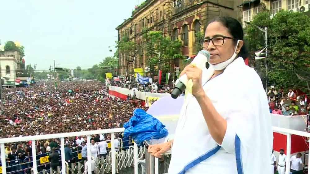 রাজ্য জুড়ে প্রকল্প: মমতা জানান, তাজপুরে বন্দর, নতুন সিলিকন ভ্যালিতে প্রচুর মানুষের কর্মসংস্থান তৈরি হবে। এ ছাড়াও বীরভূমের ডেউচা পাচামিতে খনির কাজ শুরু হয়ে গিয়েছে। আগামী ১০০ বছর বাংলাকে বিদ্যুতের জন্য ভাবতে হবে না। বরং বাংলা অন্যদের বিদ্যুৎ দিতে পারবে। 