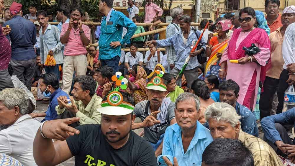 টাকা তুললে পুলিশে জানান মমতা স্পষ্ট জানিয়েছেন, মানুষের পাশে থেকেই মানুষের কাজ করতে হবে নেতা-কর্মীদের। বৈভব দেখানোর জায়গা তৃণমূল নয়। তিনি বলেন, ‘‘এ রকম দু’একটা অভিযোগ আমি পেয়েছি। কেউ তৃণমূলের নাম করে টাকা তুলবেন না। তৃণমূলের নাম করে কাউকে টাকা তুলতে দেখলে সোজা থানায় জানাবেন। তাকে ধরে থানায় নিয়ে যাবেন।’’