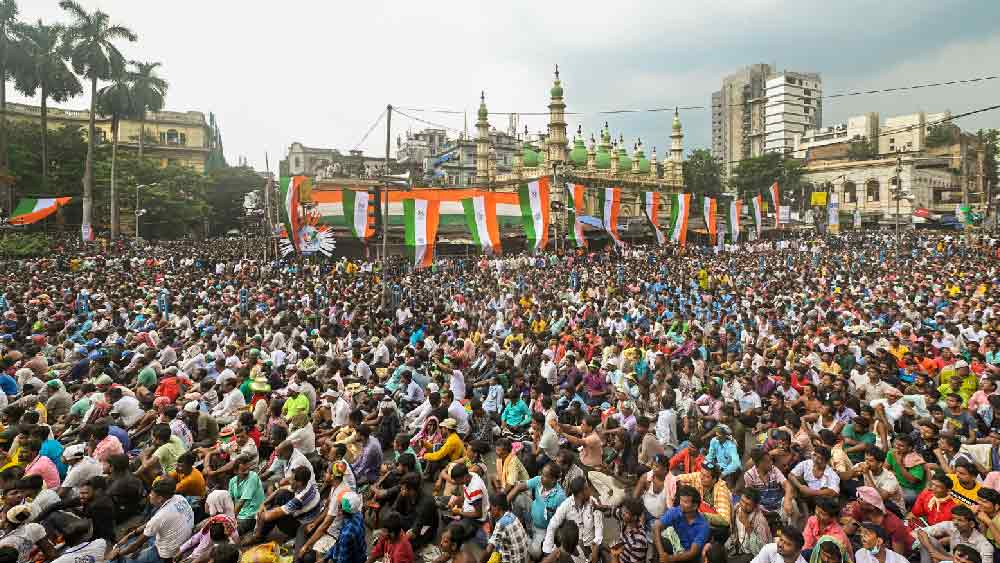 বিজেপি হঠাও, দেশ বাঁচাও: ২০২৪-এর লোকসভা ভোটে বিজেপি সংখ্যাগরিষ্ঠতা পাবে না। ধর্মতলার মঞ্চে দাঁড়িয়ে ঘোষণা মমতা বন্দ্যোপাধ্যায়ের। বললেন, ‌‘‘বিজেপি সামনের বার সংখ্যাগরিষ্ঠতা পাবে না। আর বিজেপি সংখ্যাগরিষ্ঠতা না পেলেই অন্যান্য দল এক ছাতার তলায় আসবে।’’ মমতার কথায়, ‘‘দেশের বড়লোক প্রধানমন্ত্রী চাই না, গরিবের প্রধানমন্ত্রী চাই।’’ 