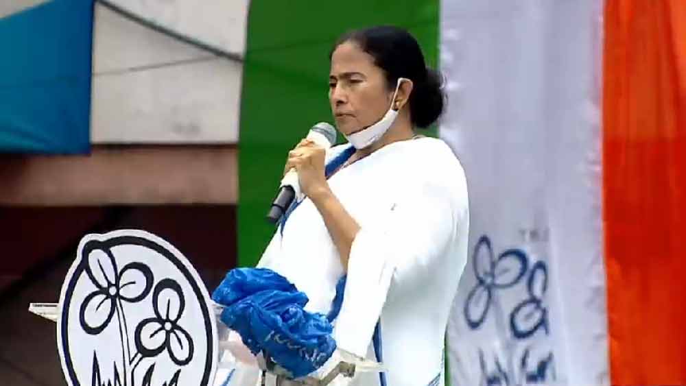 সব আসন জিততে হবে: লোকসভায় সব আসন জেতার লক্ষ্যমাত্রা রাখলেন মমতা বন্দ্যোপাধ্যায়। বললেন, ‘‘শুধু বাংলাই নয়, অসম, ত্রিপুরা, মেঘালয় থেকে উত্তরপ্রদেশ— যার যেখানে যেমন ক্ষমতা, বিজেপিকে হারাতে হবে। যেখানে আমাদের বন্ধুরা লড়বেন, আমরা পাশে দাঁড়াব।’’