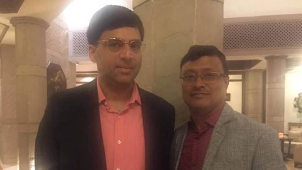 আনন্দের (বাঁ দিকে) সঙ্গে দিব্যেন্দু বড়ুয়া (ডান দিকে)