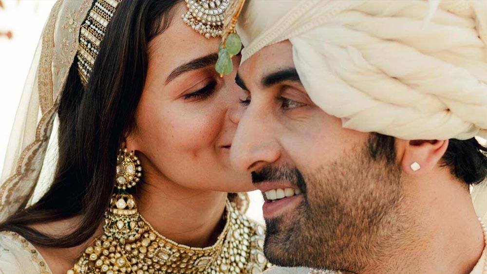 টিনসেল নগরীর কপূর পরিবারে এখন আনন্দের জোয়ার। পরিবারে নতুন অতিথির আগমন নিয়ে সকলে ব্যস্ত। ঋষি-পুত্রের সঙ্গে ভট্ট-কন্যার দীর্ঘ দিনের সম্পর্ক যখন পরিণতি পেল, তখন থেকেই রণলিয়া জুটিকে ঘিরে রয়েছে ক্যামেরার চোখ।