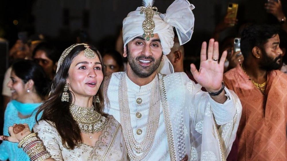 অভিনেত্রীরা দাবি করেন, বলিউড জগতের কোনও অভিনেতাকে যদি ‘ক্যাসানোভা’ হিসাবে উল্লেখ করা হয়, তবে রণবীর ছাড়া অন্য কেউ এই শিরোপা পাবেন না। ঘটনাচক্রে, রণবীর-আলিয়ার বিয়ের সময় একটি কন্ডোম প্রস্তুতকারী সংস্থা মজার ছলেই দু’জনকে নতুন জীবনের জন্য অভিনন্দন জানায়।