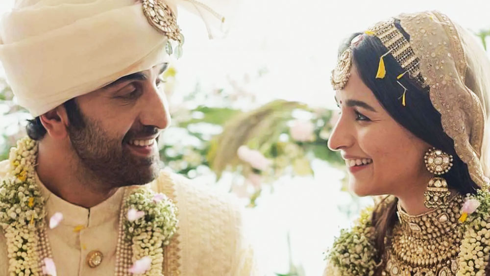 রণবীরের পরিচয় তাঁর কাজের মাধ্যমেই হোক, তা-ই চান অভিনেতা। শুধু রণবীর নয়, একই সঙ্গে রণবীর-পত্নীও মুখ খুলেছেন। অভিনেত্রী জানিয়েছেন, বিয়ে হওয়ার পরেও রণবীরের সব প্রাক্তন প্রেমিকার সঙ্গেই বন্ধুত্বপূর্ণ সম্পর্ক বজায় রেখেছেন আলিয়া।