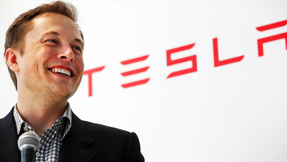 শুধু বিদেশ নয়, টেসলা বিক্রির বাজারের আওতায় ভারতকেও বাদ রাখেননি ইলন মাস্ক। ২০১৬ সাল থেকে তিনি এমন ব্যবস্থা শুরু করেন যে, ভারতে বসে যে কেউ টেসলা গাড়ি কিনতে পারবেন। তবে সংবাদসংস্থার তথ্য অনুযায়ী, মাত্র আট জন ভারতবাসীর কাছেই এই গাড়িটি রয়েছে।
