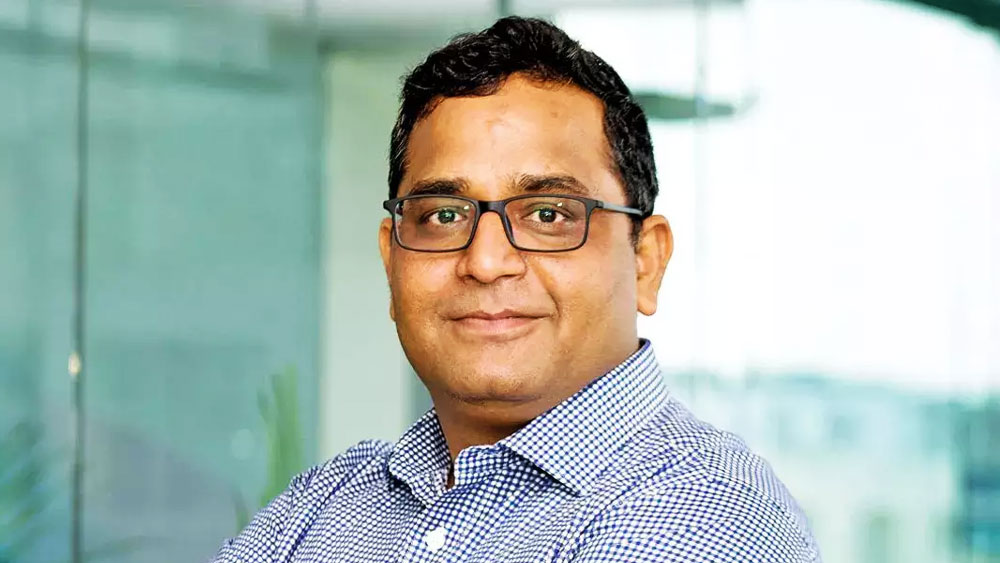 অম্বানী ছাড়াও বহু নামী সংস্থার মালিক এই গাড়িটি কিনেছেন। এঁদের মধ্যে কেউ শখে কিনেছেন, কেউ আবার ইলেকট্রিক গাড়ি ব্যবহার করার উদ্দেশ্যেই টেসলা গাড়িটি কিনেছেন। ‘পেটিএম’ সংস্থার প্রতিষ্ঠাতা বিজয় শেখর শর্মা ২০১৭ সালে টুইট করে লিখেছিলেন যে, তিনি টেসলার গাড়ি কিনতে চলেছেন। ভারতীয় মুদ্রায়, প্রায় আশি হাজার টাকা দিয়ে অনলাইন মাধ্যমে টেসলা মডেল ৩ গাড়িটি বুক করেছিলেন বিজয়।