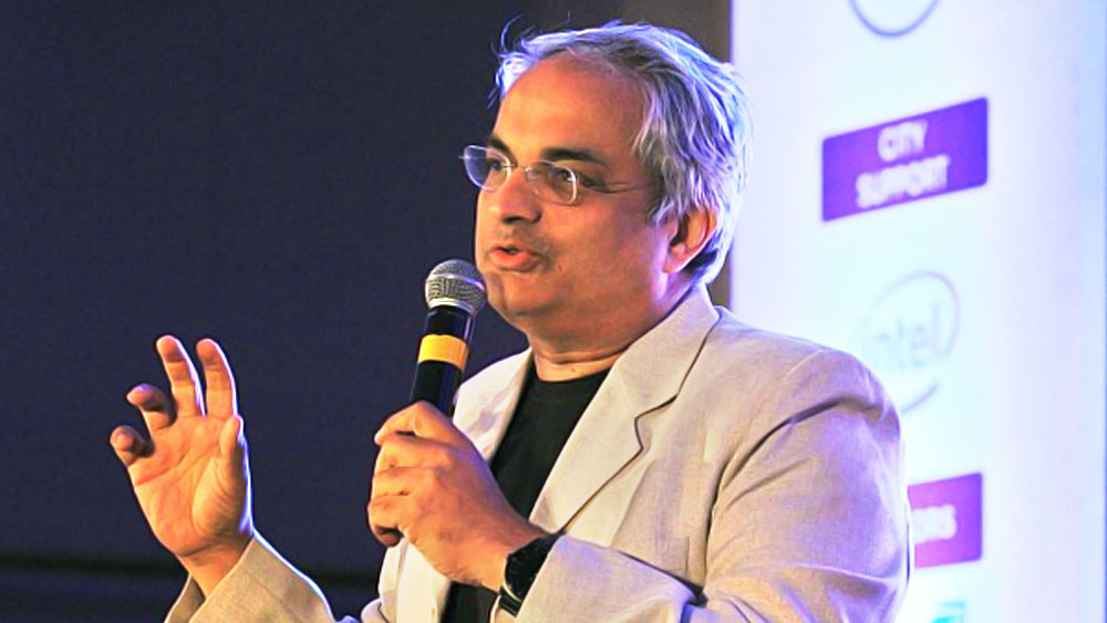 দক্ষিণ এশিয়ার অন্যতম ডিজিটাল মার্কেটিং সংস্থা ‘পিনস্টর্ম’-এর সিইও মহেশ মূর্তির কাছে একটি নয়, অম্বানীর মতোই তাঁর কাছে দু’টি টেসলার গাড়ি রয়েছে। এক সাক্ষাৎকারে মহেশ জানিয়েছেন, তিনি মাঝরাতে খোঁজ পেয়েছিলেন যে টেসলা গাড়ি এখন ভারত থেকেও কেনা যাবে। ঝোঁকের বশে তিনি এক সঙ্গে দু’টি গাড়ি অর্ডার করে ফেলেন।