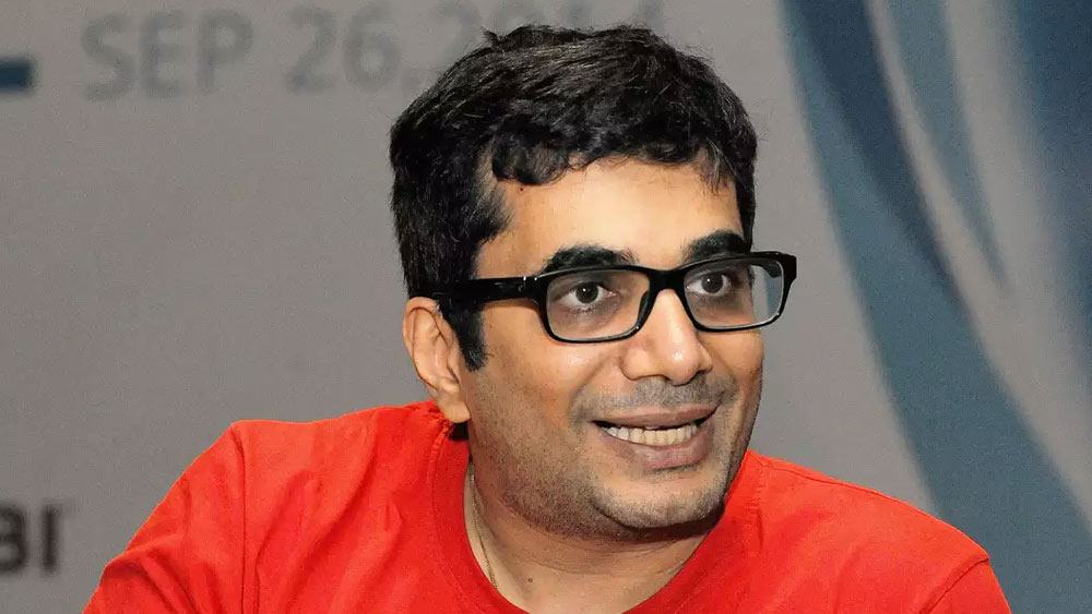 জিওকিউআইআই ফিটনেস টেকনোলজি সংস্থার সিইও বিশাল গোন্ডাল। ২০১৬ সালে নেটমাধ্যমে একটি পোস্ট দেখে তিনি জানতে পারেন, ভারতবাসীরা টেসলা কিনতে পারবেন। দেখার পরেই গাড়িটি অনলাইনে বুক করে ফেলেন বিশাল। তবে, বুক করার পরে আরও পাঁচ বছর অপেক্ষা করতে হয়েছে তাঁকে। এক সাক্ষাৎকারে তিনি জানিয়েছিলেন, টেসলা এমন এক মূল্যবান জিনিস যার জন্য তাঁকে এতটা সময় অপেক্ষা করতে হয়েছে। এর আগে কোনও কিছুর জন্যই তাঁকে এত দিন অপেক্ষা করতে হয়নি।