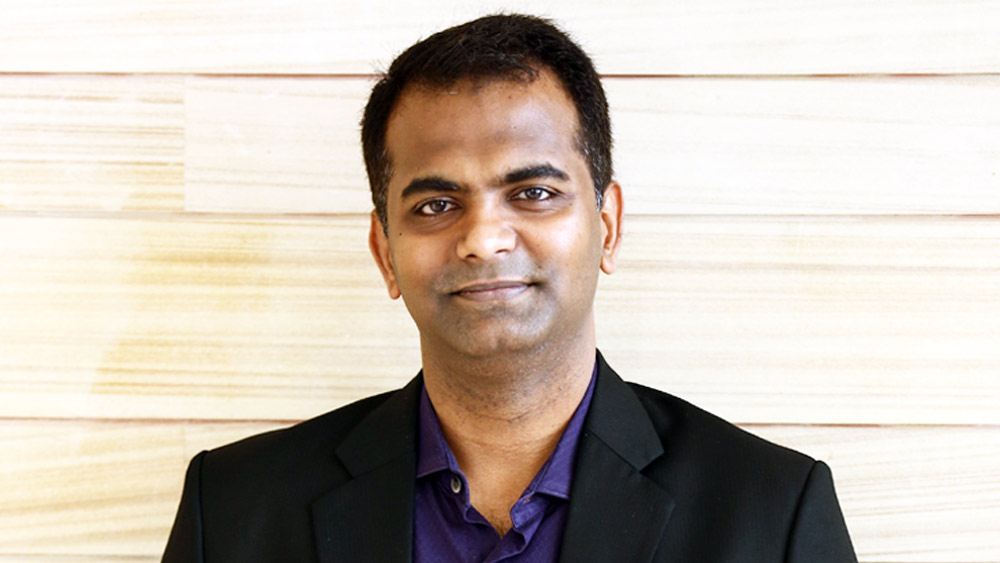 বেঙ্গালুরুর একটি সংস্থা ভুনিকের সিইও সুজায়থ আলি একটি টেসলা মডেল ৩ বুক করেন। গাড়িটি বুক করার পরেই তিনি নিজের টুইটার অ্যাকাউন্ট থেকে একটি পোস্ট করেন। মজার ছলে সুজায়থ লেখেন, ‘‘টেসলা গাড়িটি বুক করেছি। এর পরের দু’বছর গাড়িটি কেনার জন্য যত টাকা লাগে, তা উপার্জন করতে হবে।’’