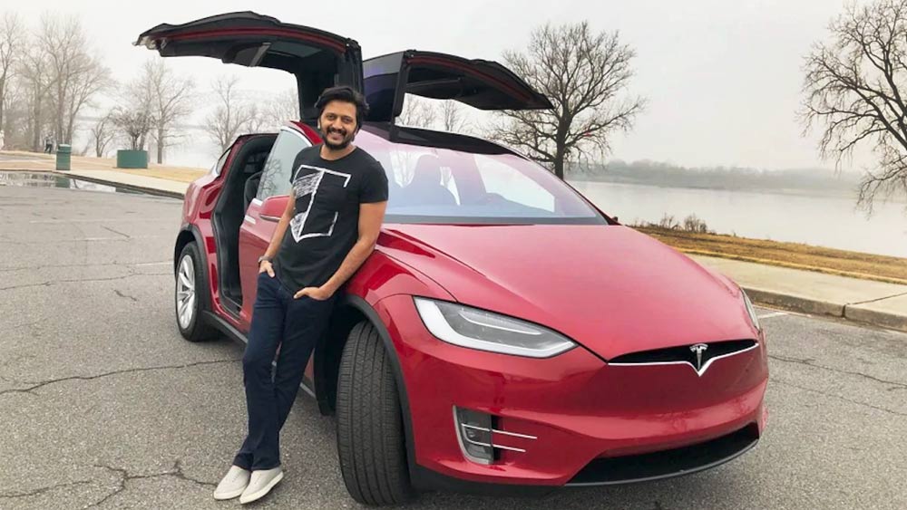 বলিউড তারকাদের নামও ক্রেতার তালিকায় রয়েছে। তবে, তাঁদের নাম শুনলে অবাক হতে হয়। শাহরুখ, সলমন বা আমির নয়, বলিপাড়ার যে অভিনেতার বাড়িতে টেসলার গাড়ি রয়েছে, তিনি হলেন রীতেশ দেশমুখ। স্বামীর জন্মদিন উপলক্ষে জেনেলিয়া টেসলা মডেল এক্স গাড়িটি উপহার দিয়েছিলেন রীতেশকে।