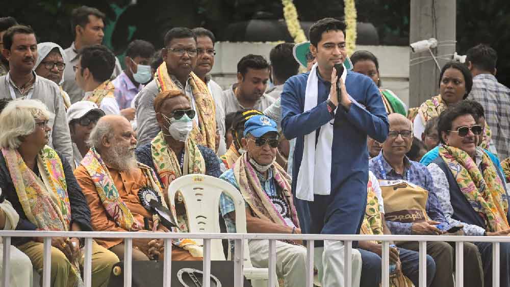 বিশিষ্টদের মাঝে তৃণমূলের সর্বভারতীয় সাধারণ সম্পাদক অভিষেক বন্দ্যোপাধ্যায়।