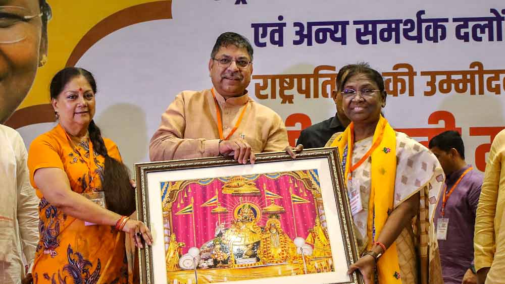 দ্রৌপদী প্রার্থী হওয়ায় এনডিএ শরিক না হওয়া সত্ত্বেও ওড়িশা ও ঝাড়খণ্ডের শাসকদল যথাক্রমে বিজেডি ও জেএমএমের সমর্থন মিলেছে। এই রণকৌশলেই দেশের সর্বোচ্চ পদে প্রথম কোনও জনজাতি সমাজের প্রতিনিধি আসীন হলেন।