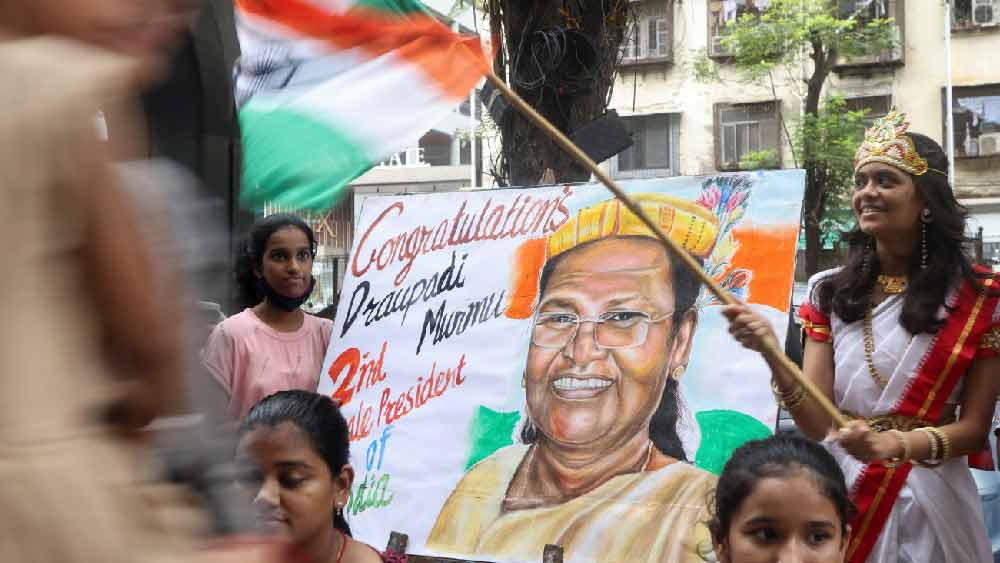 ওড়িশার ময়ূরভঞ্জের সাঁওতাল পরিবারের সন্তান দ্রৌপদীর অতীতে ঝাড়খণ্ডের রাজ্যপাল হিসাবে সাংবিধানিক পদের দায়িত্বভার সামলানোর অভিজ্ঞতা রয়েছে।