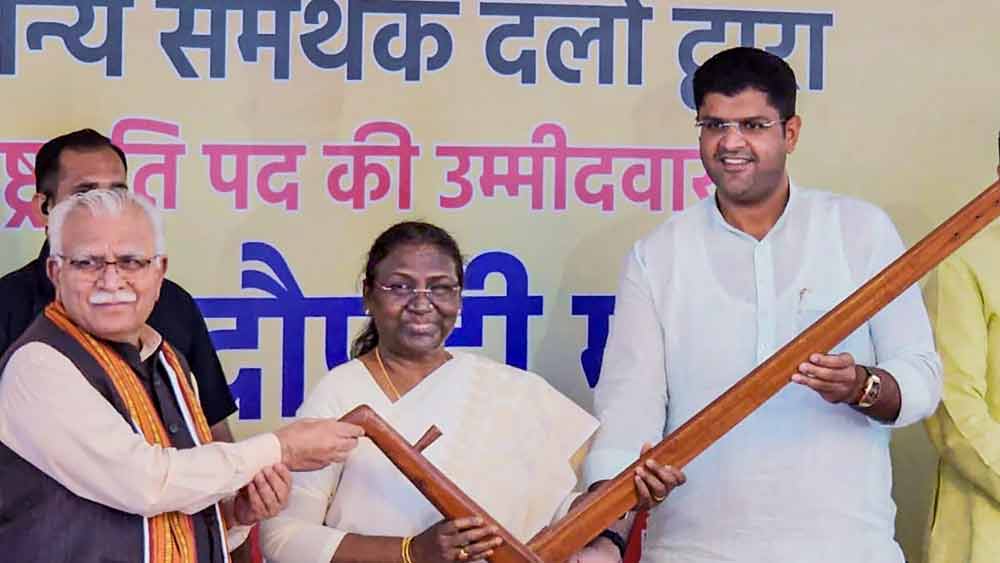 তবে রাইসিনা হিলের পথে এই যাত্রা খুব একটা সহজ ছিল না। অনেক চড়াই-উতরাইয়ের উপর দিয়ে বয়ে গিয়েছে দ্রৌপদীর জীবন। ১৯৫৮ সালের ২০ জুন ময়ূরভঞ্জের বাইদাপোসি গ্রামে জন্ম তাঁর। স্কুল-কলেজের গণ্ডি পেরোনোর পর শিক্ষকতা করতেন তিনি। রাজনৈতিক জীবনের শুরুতে প্রথম কাউন্সিলর নির্বাচনে লড়েছিলেন।