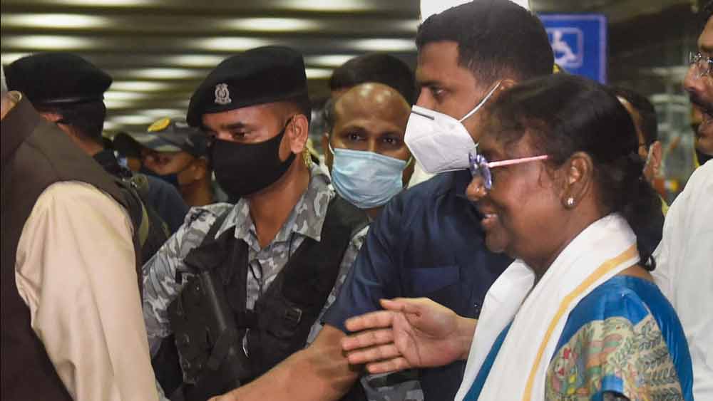 ২০০০ সালে নবীন পট্টনায়কের নেতৃত্বাধীন বিজেডি-বিজেপি সরকারের বাণিজ্য ও পরিবহণ দফতরের স্বাধীন দায়িত্বপ্রাপ্ত মন্ত্রী হয়েছিলেন দ্রৌপদী। যদিও তার মেয়াদ বেশি দিন স্থায়ী হয়নি। ওই বছরের মার্চ থেকে অগস্ট পর্যন্তই মন্ত্রিপদে থেকেছেন তিনি।