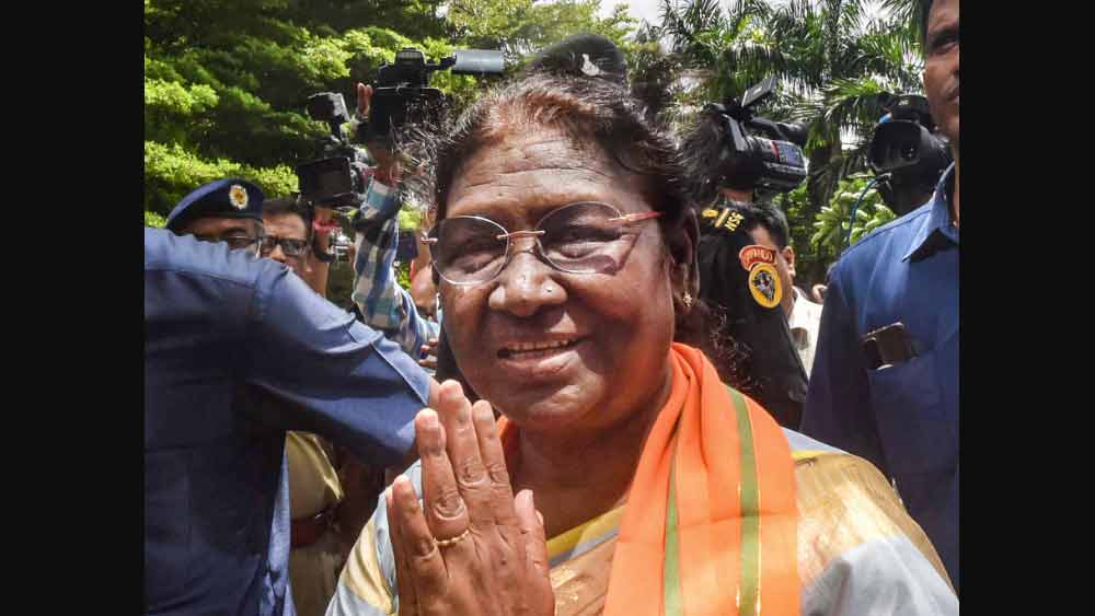 পরে ২০০২ সালে আবার মন্ত্রী হন দ্রৌপদী। ওই বছর অগস্ট মাস থেকে ২০০৪ সালের মে মাসের মাঝামাঝি পর্যন্ত মৎস্য ও পশুপালন দফতরের মন্ত্রী ছিলেন তিনি। 