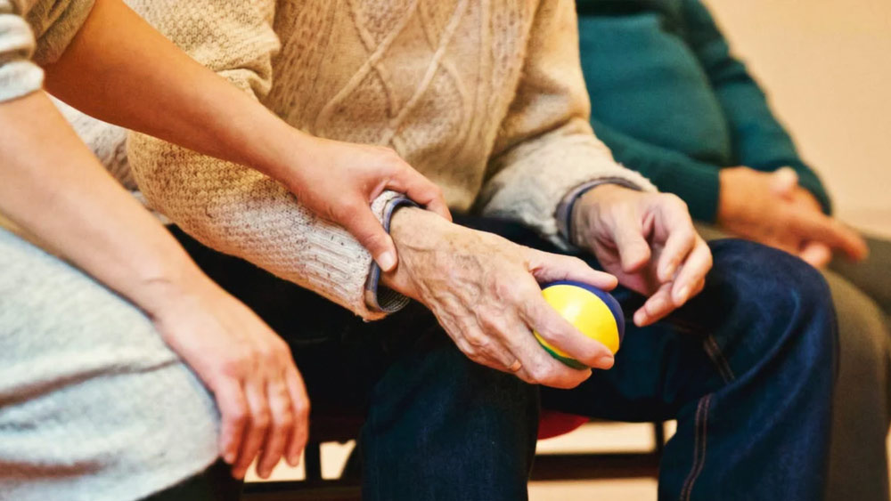 আসলে এক বিশেষ উদ্দেশেই চালু করা হয়েছে এই সময় ব্যাঙ্ক। ষাটোর্ধ্ব মানুষদের কথা মাথায় রেখেই তৈরি করা হয়েছে এই ‘সময় ব্যাঙ্ক’গুলি।