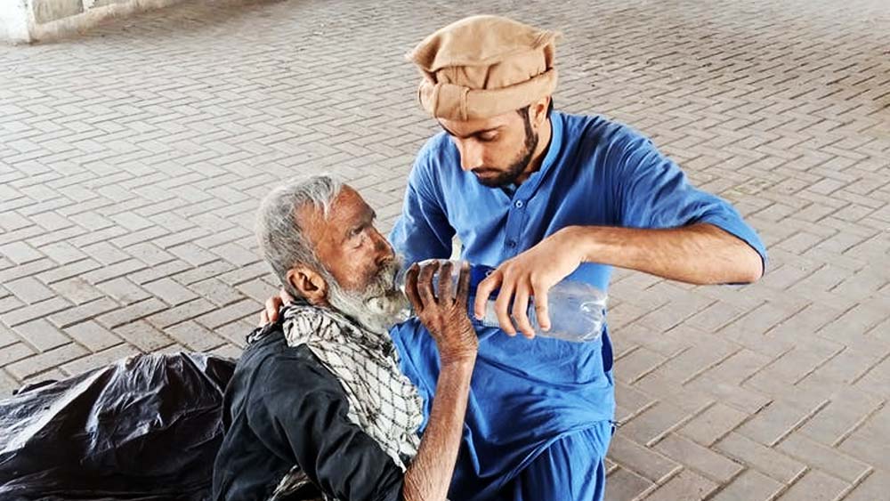 বেজিংয়ে বৃদ্ধ এবং অসহায় ব্যক্তিদের সেবা করার জন্য এক জন স্বেচ্ছাসেবক যুবক বা যুবতী ঘণ্টা প্রতি একটি করে নির্দিষ্ট মূল্যের কয়েন কামাতে পারেন।