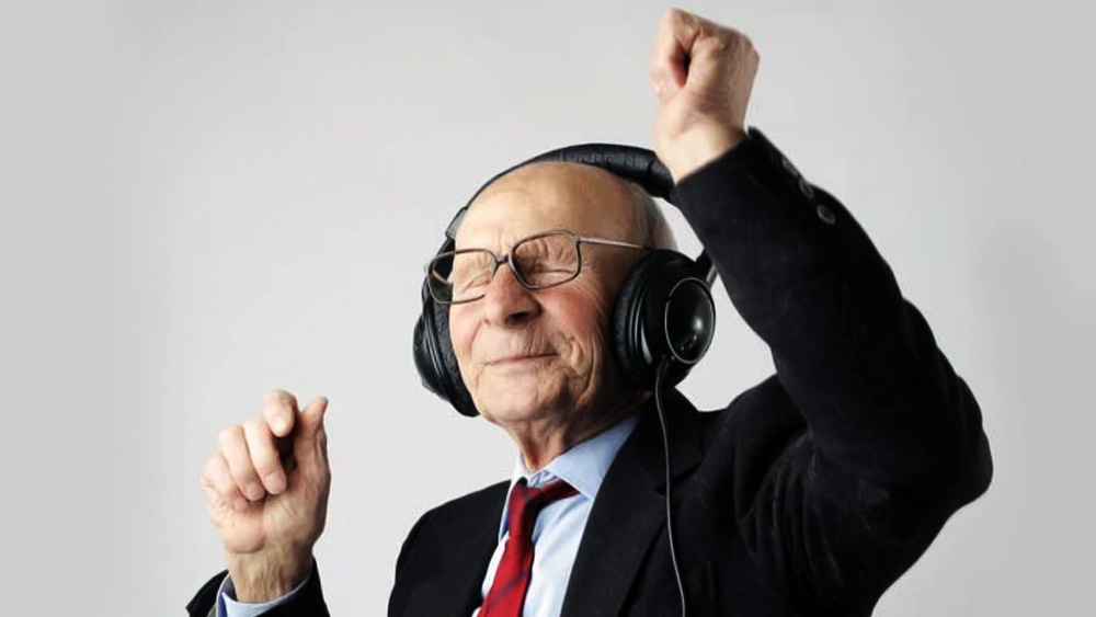 কিন্তু কেন এই অভিনব পদ্ধতি অবলম্বন করেছে এই দুই দেশ? আন্তর্জাতিক এক সংবাদমাধ্যমের সমীক্ষা অনুযায়ী, পুরো বিশ্ব জুড়ে বার্ধক্যের হার বাড়ছে। বর্তমানে ১০ জনের এক জনের বয়স ৬৫ বছরের উপরে। ২০৫০ সালে এই অনুপাত হবে ৬ জনে ১ জন।