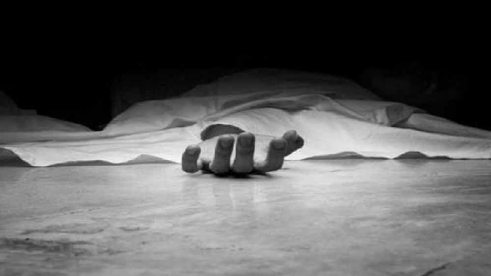 চিৎকার শুনে দু’তলা থেকে এক তলায় নেমে আসেন সকলে। তখনই সকলের সামনেই একটি ভারী ভোঁতা জিনিস দিয়ে সেলিনার মাথায় আঘাত করেন পারভেজ। তৎক্ষণাৎ মারা যান সেলিনা।