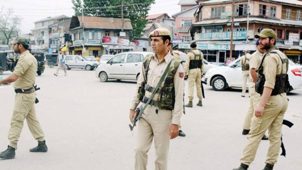 এর পর জম্মু ও কাশ্মীর পুলিশ কিশতওয়ারে প্রধান অভিযুক্ত পারভেজকে অন্য একটি মামলায় গ্রেফতার করে জিজ্ঞাসাবাদ করার পরে মামলাটি মুম্বই পুলিশের ক্রাইম ব্রাঞ্চে স্থানান্তরিত করা হয়।