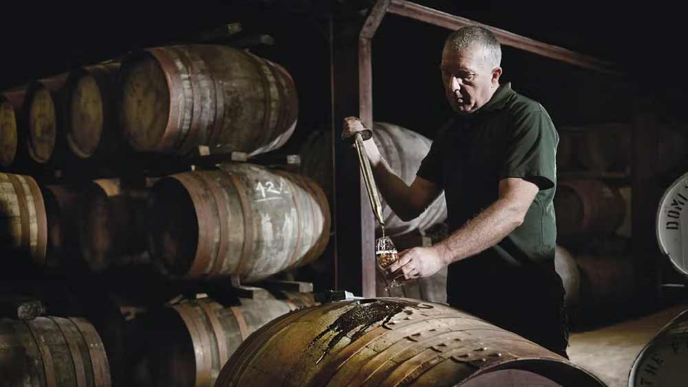 অ্যানাবেলের মতো একই পথের দিশারী অস্ট্রেলিয়ার তাসমানিয়ার আর এক হুইস্কি প্রস্তুতকারী সংস্থা বেলগ্রোভ। পিটার বিগনেলির ওই ছোট্ট সংস্থাটি রয়েছে তাসমানিয়ার উত্তর-পূর্ব উপকূলে। ঘাসমাটির চাপড়া বাদ দিয়েও হুইস্কি তৈরি করতে নানা পরীক্ষানিরীক্ষা করছেন পিটার।