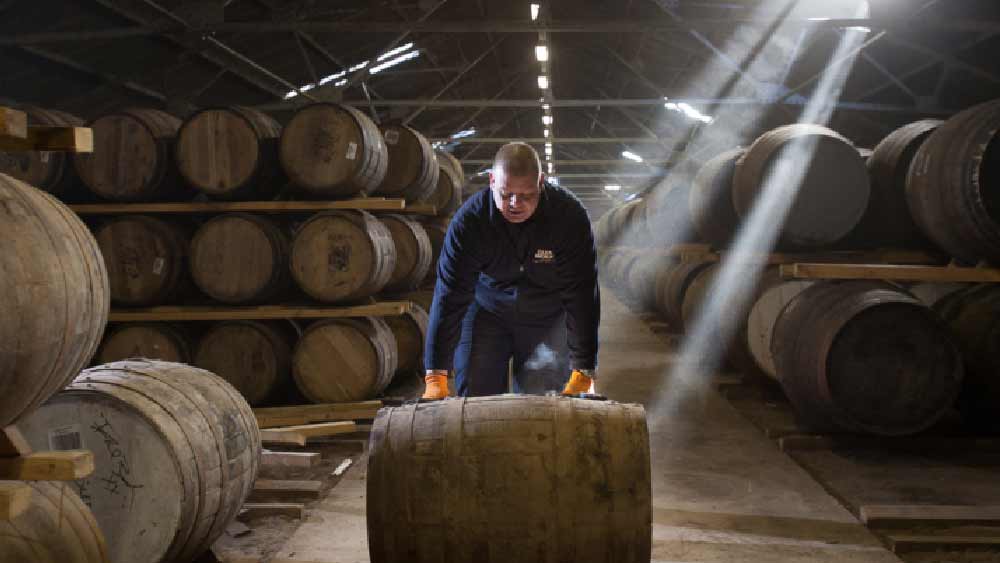 বেলগ্রোভের হুইস্কিকে স্বাদু করতে অন্য উপায় বার করেছেন পিটার। তাঁর কথায়, ‘‘ইন্ডাস্ট্রিয়াল ক্লোদস ড্রায়ারে খানিক অদলবদল ঘটিয়ে তা দিয়ে স্মোকিং করা হয়। তা ছাড়া, এক পাত্র থেকে অন্য পাত্রে না সরিয়েই কাঁচা শস্য ভেজানো হয়।’’ এ প্রক্রিয়া ‘মল্ট’ করলে হুইস্কি স্বাদু হয় বলেই দাবি পিটারের।