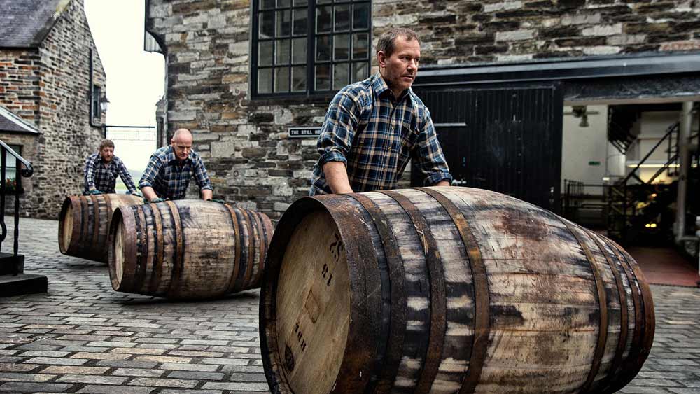 ব্রিটেনের এক বিশ্ববিদ্যালের ইকোসিস্টেম অ্যান্ড বায়োজিওকেমিক্যাল সাইকলের অধ্যাপক অ্যাঙ্গেলা গালেগো-সালার দাবি, ‘‘বিশ্ব জুড়ে হুইস্কি তৈরির কাজে বদ্ধ জলাশয়ের ঘাসমাটির চাপড়ার ব্যবহার খুবই নগণ্য। তবে বিষয়টি শুধুমাত্র কার্বন ডাইঅক্সাইডেই আটকে নেই। তার থেকে বেশি কিছু।’’