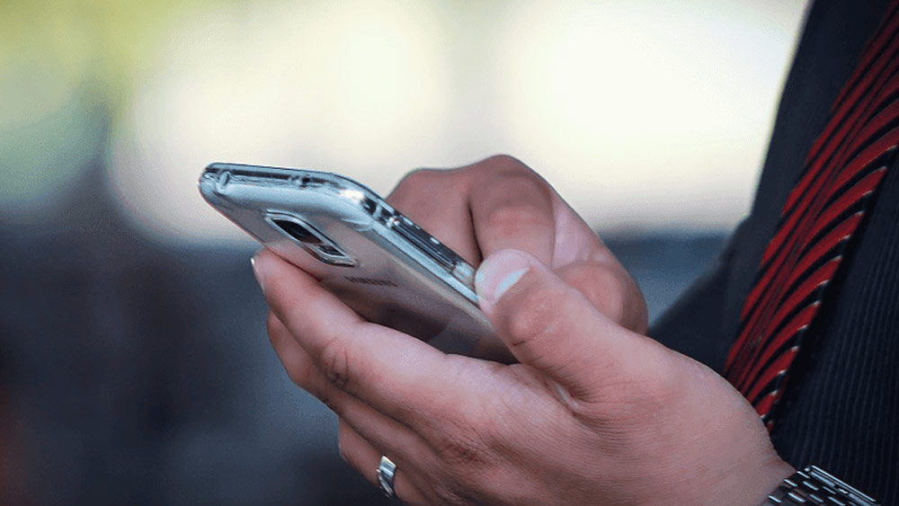 যাঁরা জানেন না যে এই বৈশিষ্ট্যগুলি কী ভাবে কাজ করে, তাঁরা কয়েকটি সহজ নির্দেশ মেনে চলে এই দু’টি বৈশিষ্ট্য চালু করতে পারেন।