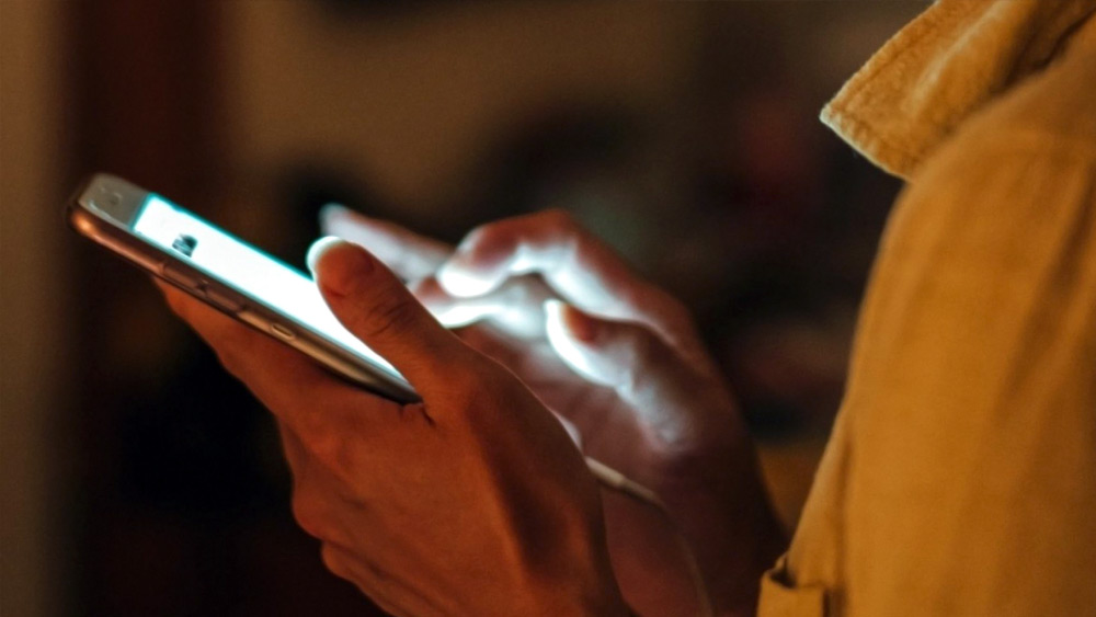 এর পর স্ক্রিনের নীচের দিকে থাকা ‘রিসেন্ট’ লেখা জায়গায় আলতো চাপুন।