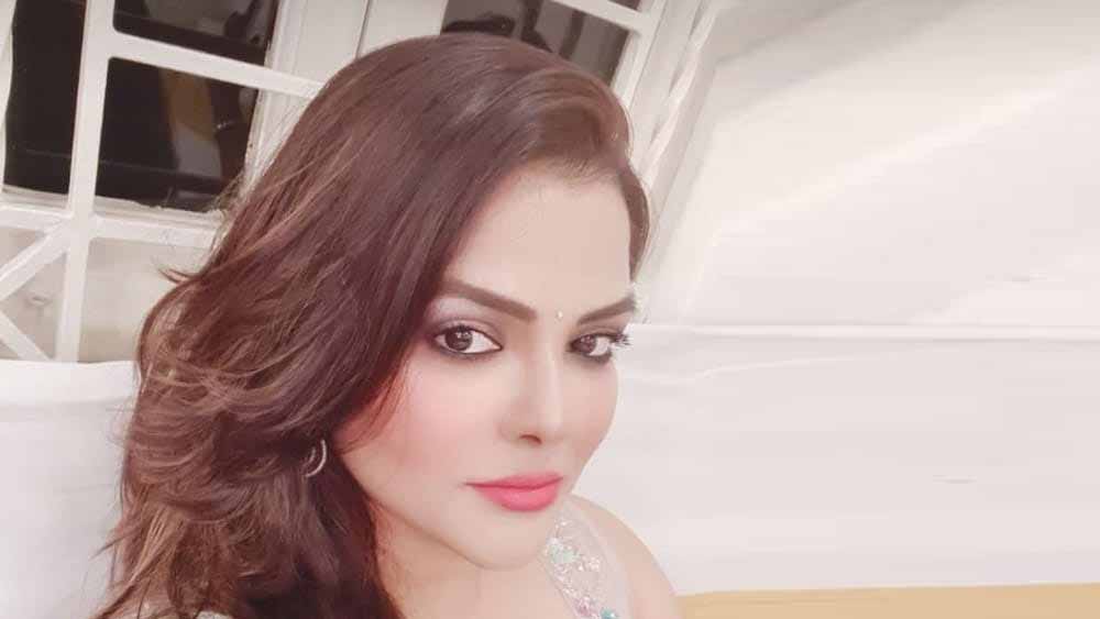 ইডি সূত্রে খবর, দক্ষিণ কলকাতার বাসিন্দা অর্পিতা শহরের একটি নামী দুর্গাপুজোর সঙ্গে যুক্ত। 