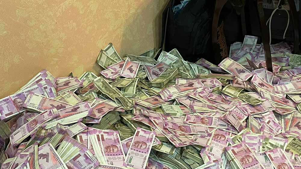 এত টাকা এল কোথা থেকে? ইডি তাদের প্রেস বিবৃতিতে জানিয়েছে, উদ্ধার হওয়া টাকার সঙ্গে শিক্ষক নিয়োগে দুর্নীতির সম্পর্ক থাকতে পারে বলে তারা মনে করছেন।