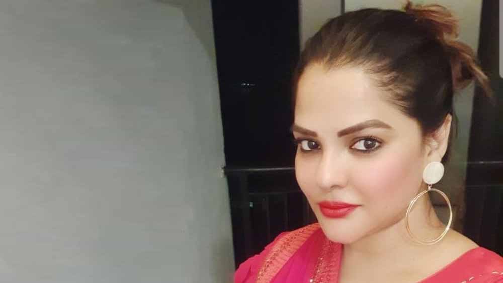 একটি সূত্র জানাচ্ছে, অর্পিতা আইনি পেশার সঙ্গে যুক্ত। থাকেন টালিগঞ্জের অভিজাত আবাসনে। অর্পিতা ঠিক কী করেন, তা এখনও স্পষ্ট নয়। 