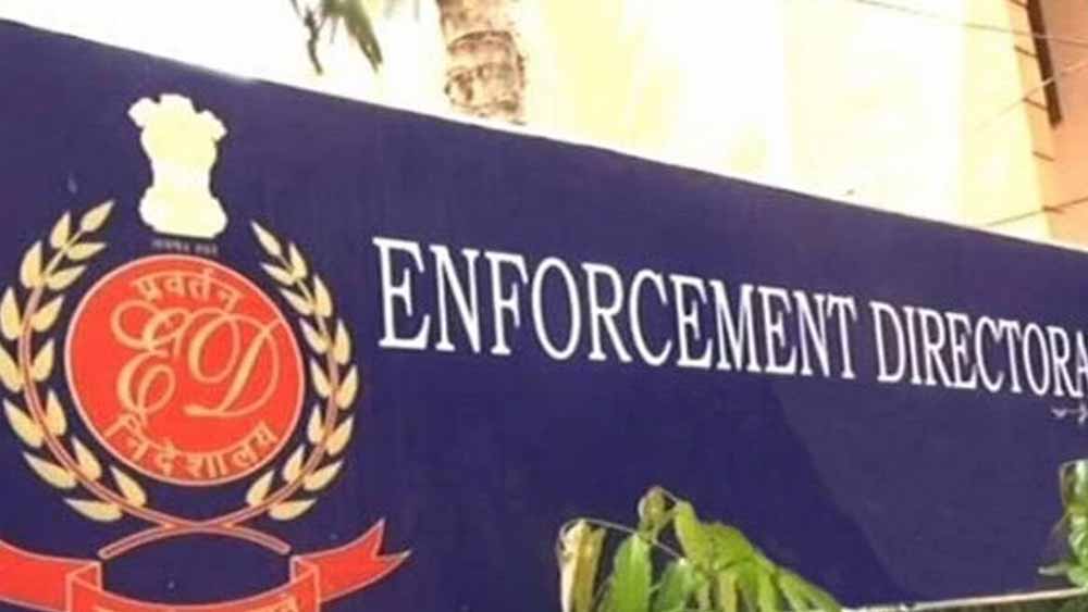 শুক্রবার সকাল ৮টা নাগাদ ইডির তদন্তকারীরা পার্থের বাড়ি-সহ মোট ১৩টি জায়গায় তল্লাশি অভিযান শুরু করেন। সন্ধ্যায় ইডির একটি দল হানা দেয় অর্পিতার ফ্ল্যাটে। সেখানে উদ্ধার হয় নগদ ২০ কোটি টাকা এবং ২০টি মোবাইল ফোন।