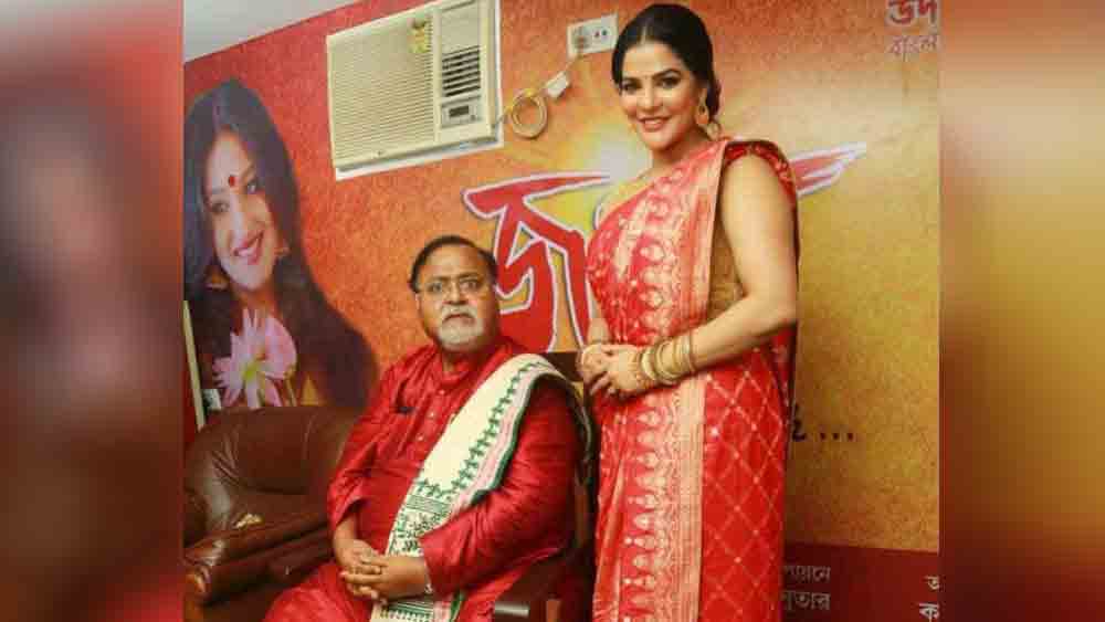 ইডির দাবি, তিনি রাজ্যের মন্ত্রী পার্থ চট্টোপাধ্যায়ের ঘনিষ্ঠ। ঘটনাচক্রে পার্থের বাড়িতে শুক্রবার সকালেই হাজির হন ইডি আধিকারিকরা। দিনভর চলে তল্লাশি ও জিজ্ঞাসাবাদ পর্ব। 