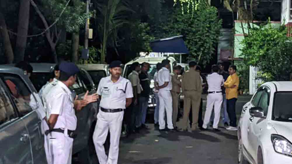 বিশাল পুলিশ বাহিনী। —নিজস্ব চিত্র।