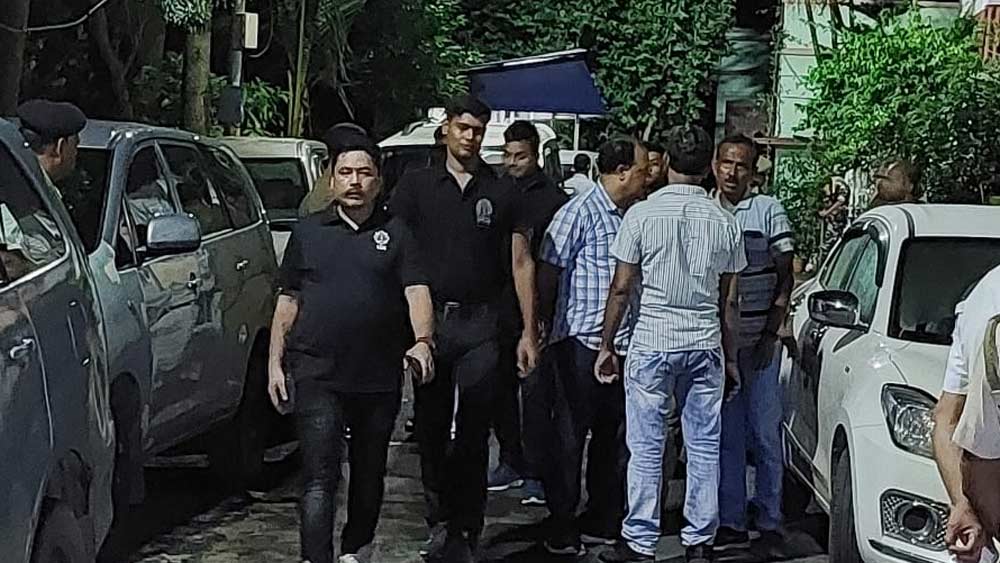 রাতেই পার্থের বাড়ির সামনে পৌঁছয় কালো পোশাকের কলকাতা পুলিশ। —নিজস্ব চিত্র।