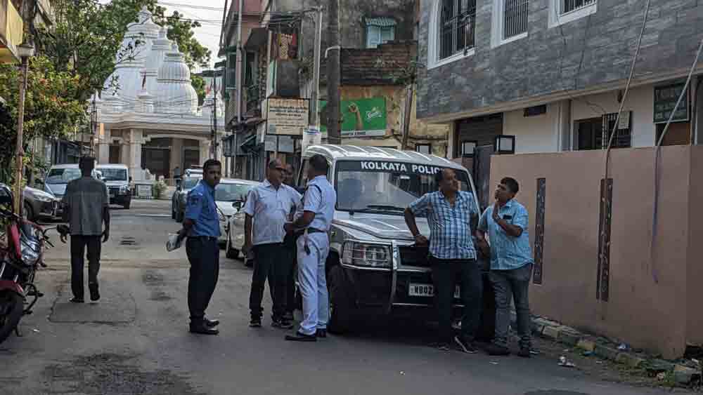 সারা রাত এ ভাবেই পার্থের বাড়ির কাছে দাঁড়িয়ে পুলিশের একাধিক গাড়ি।—নিজস্ব চিত্র।