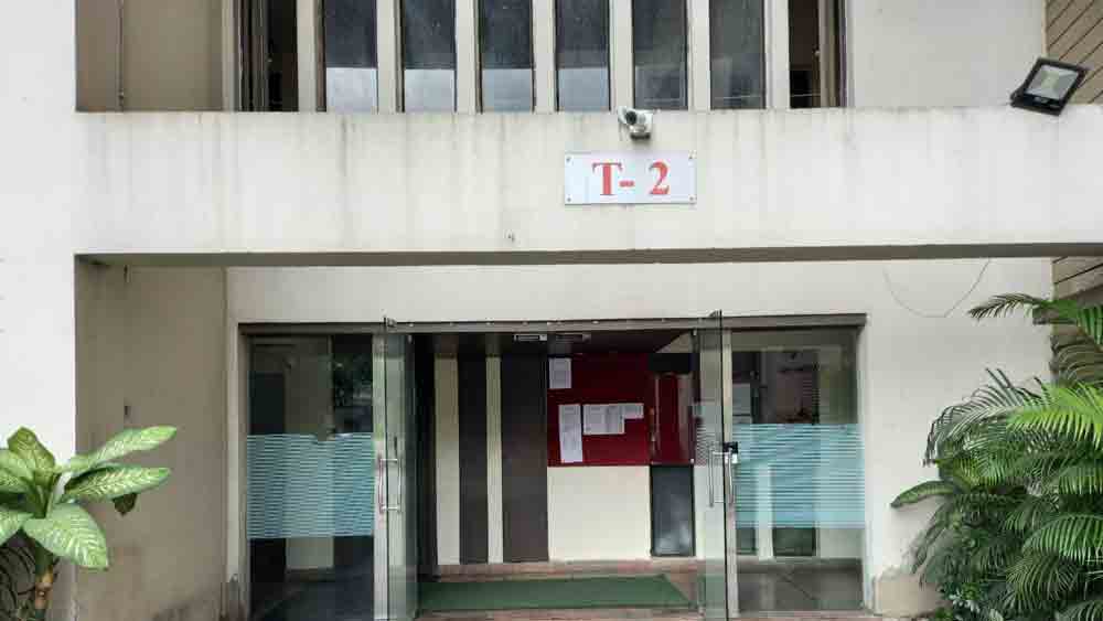 এক দিকে যখন অর্পিতার ফ্ল্যাটে টাকা গোনার কাজ চলছে, তখন পার্থর বাড়ির সামনে কেন্দ্রীয় বাহিনীর তৎপরতা বাড়তে থাকে। শুক্রবার রাত সাড়ে ১০টা নাগাদ পার্থের বাড়িতে আরও কেন্দ্রীয়   বাহিনী মোতায়েন করা হয়। আরও এক জন ইডি আধিকারিককে পার্থর বাড়িতে ঢুকতে দেখা যায়।