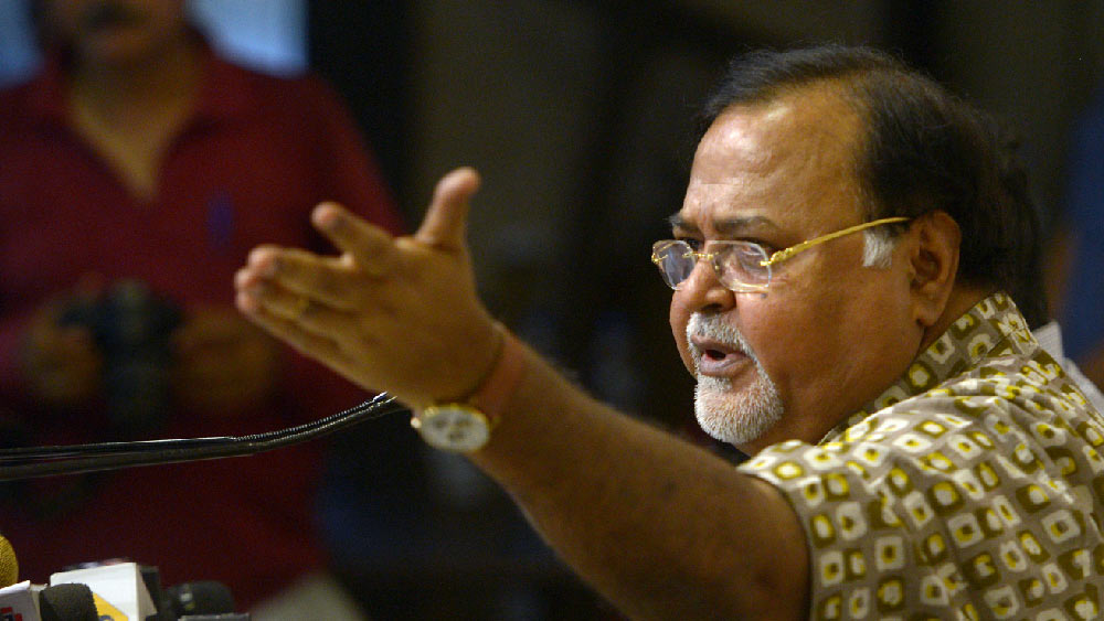 তবে ইডির অভিযানে প্রথম থেকেই নজরে ছিল পার্থর নাকতলার বাড়িতে। রাজ্যের মন্ত্রীর বাড়িতে ইডির অভিযান নিয়ে শুরু হয়ে যায় রাজনৈতিক চাপানউতর। বিজেপিকে নিশানা করতে আসরে   নামে তৃণমূল। পাল্টা আক্রমণ শানায় বিজেপিও।