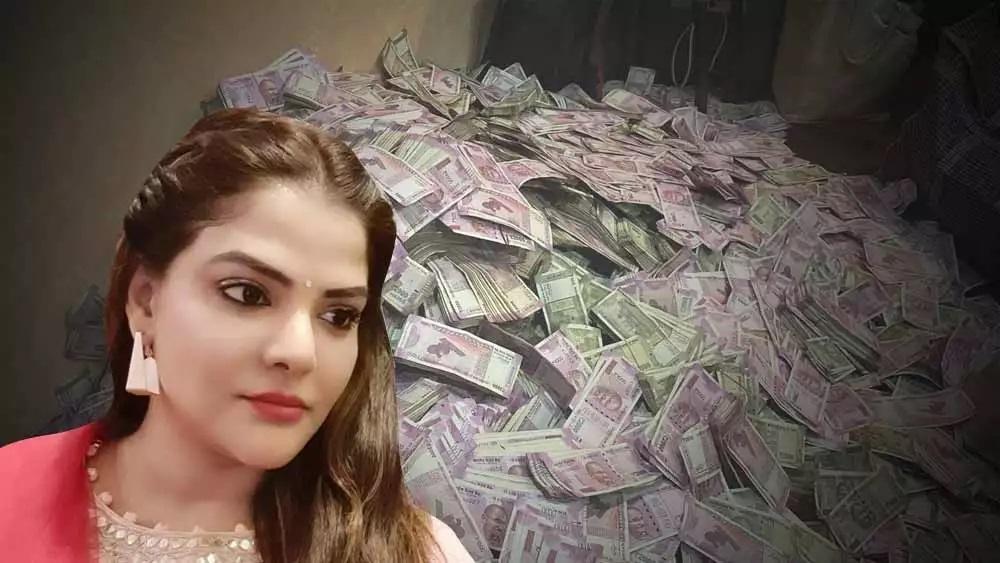 দক্ষিণ কলকাতার অভিজাত আবাসনে অর্পিতার ফ্ল্যাট থেকে সাড়ে ২২ কোটি টাকা উদ্ধার করে। উদ্ধার করা হয়েছে, দেড় কেজি সোনা। এমনটাই জানা গিয়েছে ইডি সূত্রে। ইডি সূত্রে খবর, এত টাকার উৎস কী, এর কোনও সদুত্তর দিতে পারেননি অর্পিতা। শনিবার সন্ধ্যায় তাঁকে গ্রেফতার করা হয়।