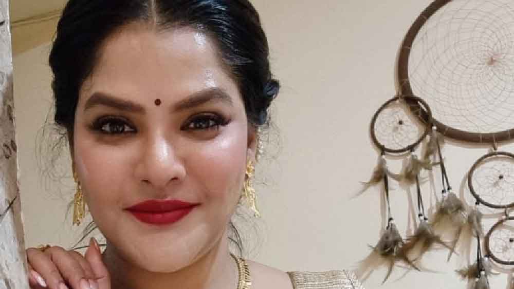 অর্পিতা কী করতেন? কোথা থেকে তাঁর কাছে এত টাকা এল? পার্থের সঙ্গেই বা তাঁর সম্পর্ক কেমন? এ নিয়ে একাধিক প্রশ্ন উঠছে।