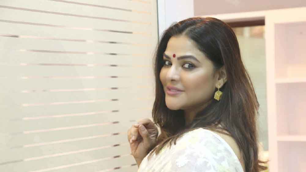 অর্পিতার মায়েরও দাবি, তাঁর মেয়ে মডেলিং এবং অভিনয় করতেন।