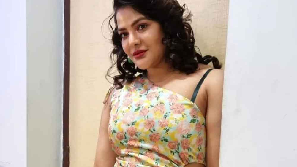 তিনি আরও জানান, দু’দিন আগেই তাঁর মেয়ে তাঁর কাছে এসেছিলেন। ভাল মেজাজেই গল্প হয় মা-মেয়ের। তবে, মেয়ে মডেলিং-অভিনয় ছাড়া আর কী করেন, তা তাঁর জানা নেই। সে ভাবে কোনও দিন জানতেও চাননি।