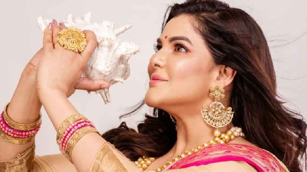 পার্থের সঙ্গে ভোট প্রচারেও নেমেছেন অর্পিতা। পার্থের সঙ্গে একই গাড়িতে চেপে জনগণের উদ্দেশে তাঁর হাত নাড়ানোর ছবি ইতিমধ্যেই প্রকাশ্যে এসেছে। এ ছাড়াও প্রধান অতিথি হিসাবে পার্থ উপস্থিত আছেন, এমন বহু অনুষ্ঠানেও দেখা গিয়েছে অর্পিতাকে।