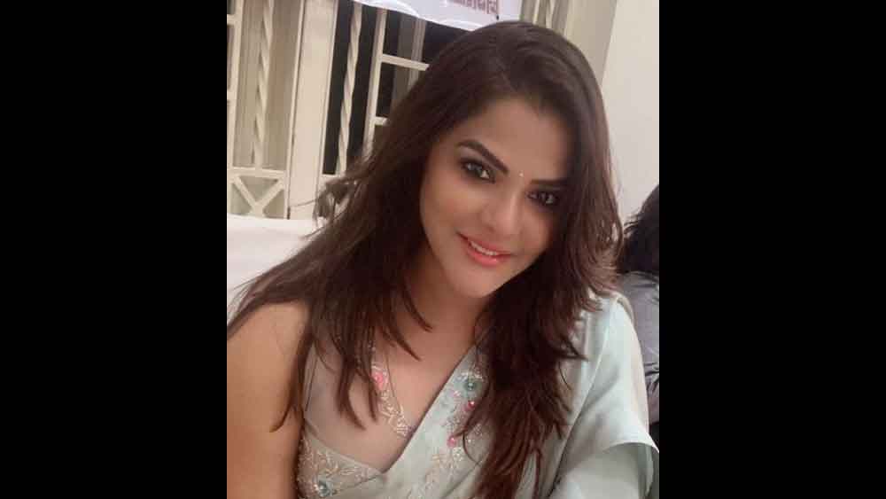 প্রসঙ্গত, পার্থের বাড়িতে হানা দিয়েই অর্পিতার নাম ইডি আধিকারিকদের সামনে উঠে আসে। এর পর তাঁর বাড়িতেই হানা দিয়ে খোঁজ মেলে ২০ কোটি টাকার। পরে তা বেড়ে দাঁড়ায় ২১ কোটি। তদন্তকারীদের দাবি, অর্পিতার বাড়ি থেকে ২০টি মোবাইল ফোনও উদ্ধার হয়েছে। পাওয়া গিয়েছে ৫০ লক্ষ টাকার সোনা ও বিদেশি মুদ্রা।