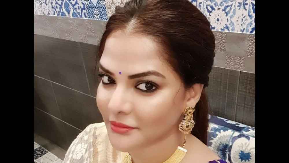 সেখানকার আবাসিকদের দাবি, কয়েক মাস আগেও ওই ফ্ল্যাটে নিয়মিত দেখা যেত অর্পিতাকে। তাঁরা আরও দাবি করেছেন, এই আবাসনে লালবাতির গাড়ি চড়ে মাঝেমধ্যে কেউ কেউ আসতেন। কিন্তু তাঁরা অর্পিতার কাছেই আসতেন কি না, তা এখনও স্পষ্ট নয়। তাঁরা জানিয়েছেন, ওই আবাসনে কে আসছে-যাচ্ছে, তা রেজিস্টারে লেখা থাকে। তা দেখলেই বিষয়টি পরিষ্কার হবে।