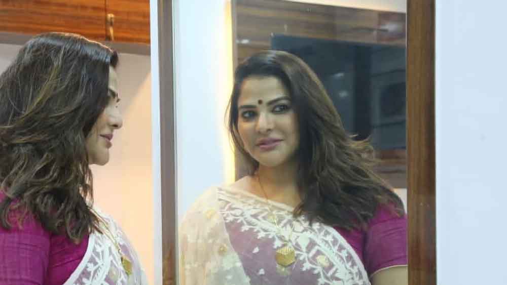 পাশাপাশি, ইডি সূত্রে খবর বেলঘরিয়ার দেওয়ানপাড়াতে আবদুল লতিফ স্ট্রিটেও একটি বাড়ি রয়েছে অর্পিতার। সেই বাড়িতে অর্পিতার মা এবং অন্য আত্মীয়েরা থাকেন।