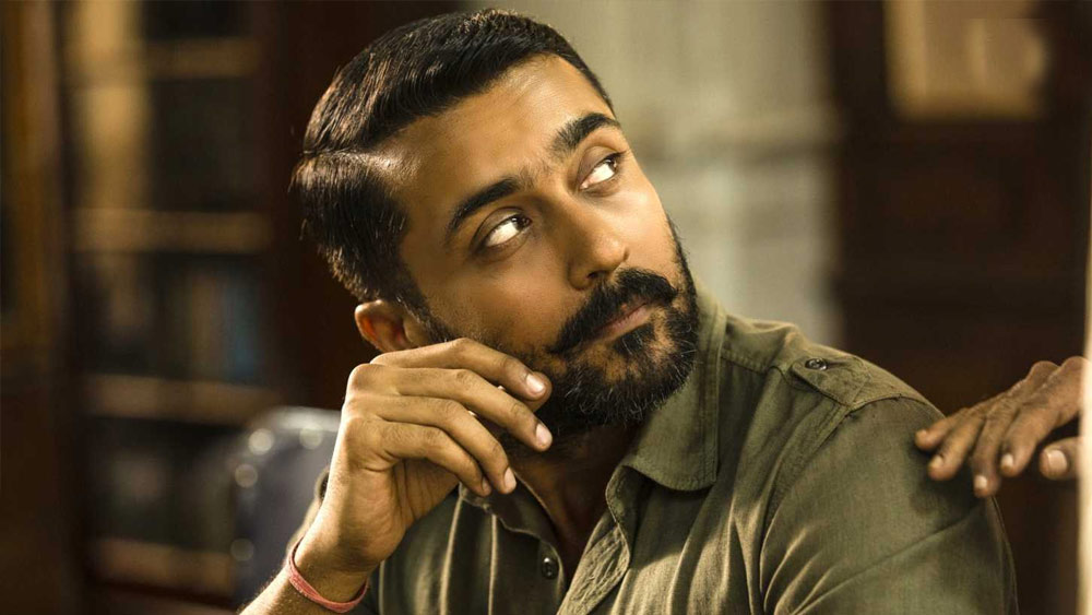 ছবিতে তাঁর চরিত্রের নাম নেদুমারাম রাজাঙ্গম। এই ভূমিকাতেই অভিনয় করেন সুরিয়া। থাকতেন প্রত্যন্ত গ্রামে। সেখানে বসেই স্বপ্ন দেখতেন, সাধারণ মানুষের সফরের জন্য বিমান পরিষেবা শুরু করবেন।